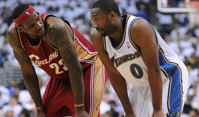 篮球场上竞 篮球场上竞